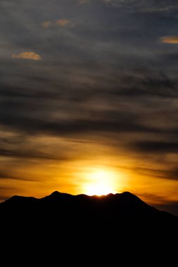 Dağın üstünde güzel bir gün batımı