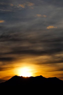 Dağlarda güzel bir gün batımı