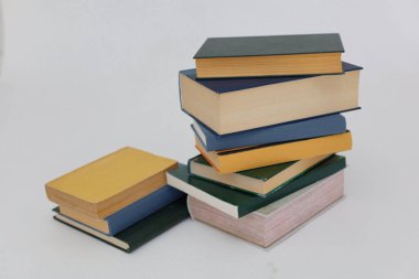 Beyaz arkaplan üzerine kitaplar