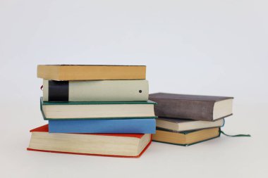 Beyaz arkaplan üzerine kitap yığını