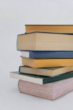 Beyaz arkaplanda bir yığın kitap.