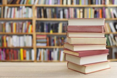 ahşap masa üzerine kitaplar