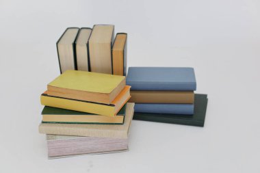 Beyaz arkaplan üzerine kitap yığını