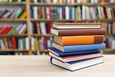 Kütüphanede kitap yığını