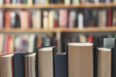 Kütüphanede kitap yığını