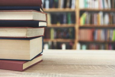 Masada bir yığın kitap