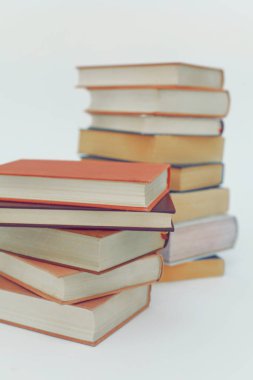 Beyaz arkaplan üzerine kitap yığını