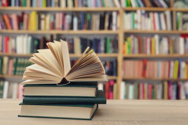 Ahşap zemin üzerine kitap yığını