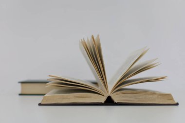 beyaz arkaplan üzerine açık kitap