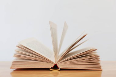 Beyaz bir masada bir kitap..