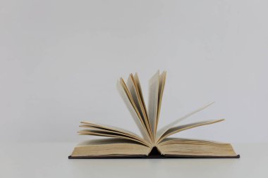 Beyaz arkaplan üzerine kitap aç