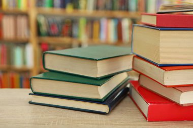 Ahşap zemin üzerine kitap yığını