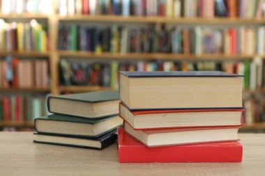 Kitaplar kütüphanede masanın üstünde.