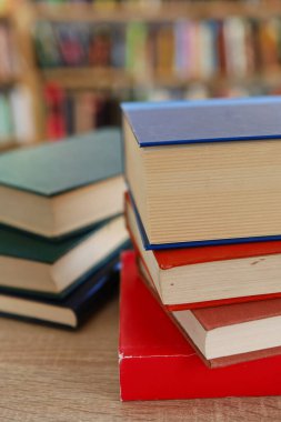 Tahta masadaki kitap yığını.