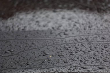 Arka planda karlı araba yıkama, yağmurlu bir gün, sonbahar yağmuru, araba yağmuru, fırtınalar, kış havası, sonbahar havası, kara zemine yağmur damlaları