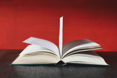 Kitap masanın üstünde.