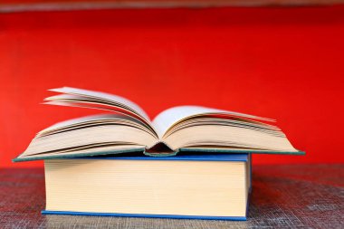 Ahşap zemin üzerine kırmızı sayfalı kitap