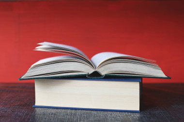 Açık bir kitap, yığınla kitap. Okula geri dön.