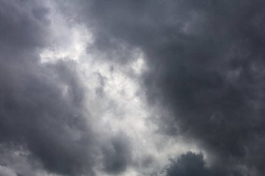 Gökyüzündeki kara bulutlar