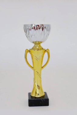 Altın Kupa Beyaz Arkaplanda İzole Edildi