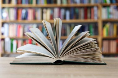 Kitaplar kütüphanedeki ahşap masada.