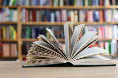 Bir sürü kitabı ve eğitim geçmişi olan açık bir kitap. Okula dönüyorum. eğitim geçmişi.