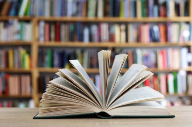 Kitap masanın üstünde.