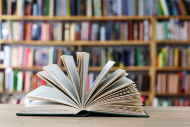 Kütüphanede kitap açık