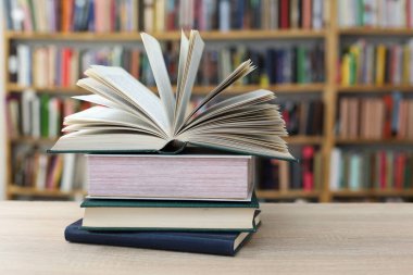 Bulanık arka plana karşı bir yığın kitap. Metin için boşluk