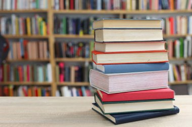 Kütüphanede farklı şekillerde kitap yığını