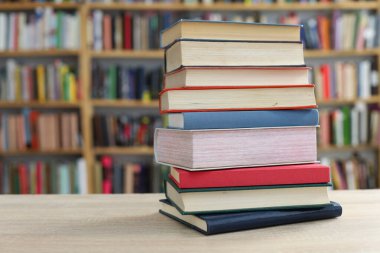 Kütüphanede kitap yığını, görünümü kapat