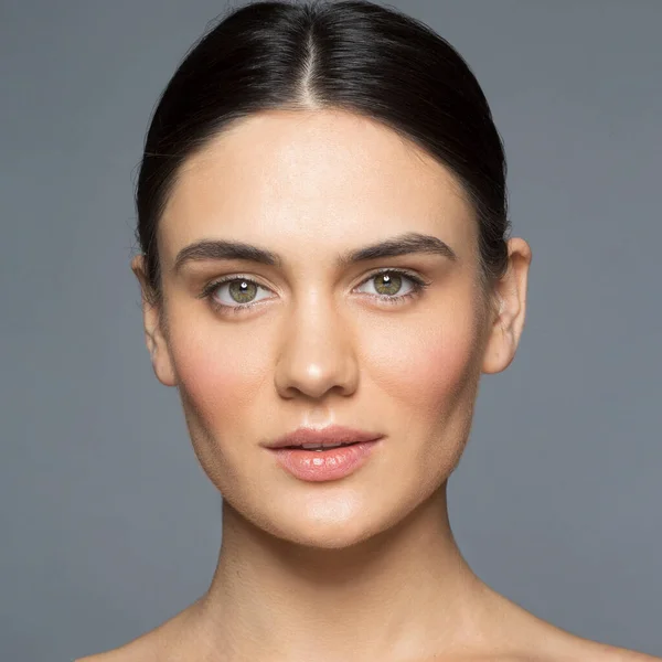 Przód Zbliżenie Portret Piękna Kobieta Model Naturalnym Makijażem Patrząc Aparat — Zdjęcie stockowe