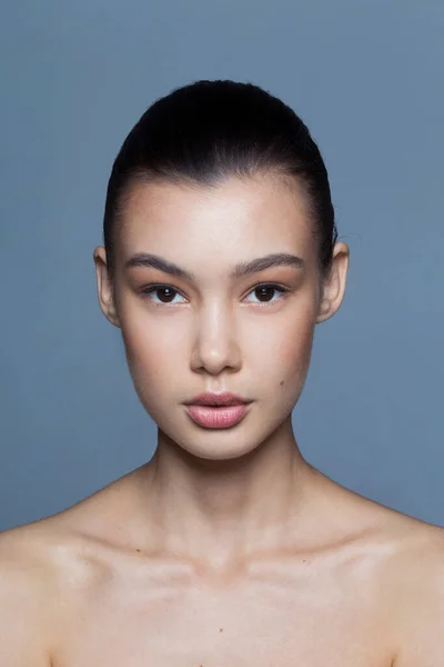 Retrato Una Joven Morena Belleza Con Maquillaje Natural Fondo Gris — Foto de Stock