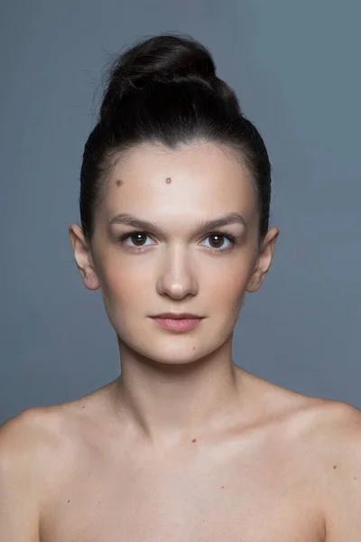 Przód Zbliżenie Portret Piękna Brunetka Młoda Kobieta Naturalnym Makijażem Ciasne — Zdjęcie stockowe