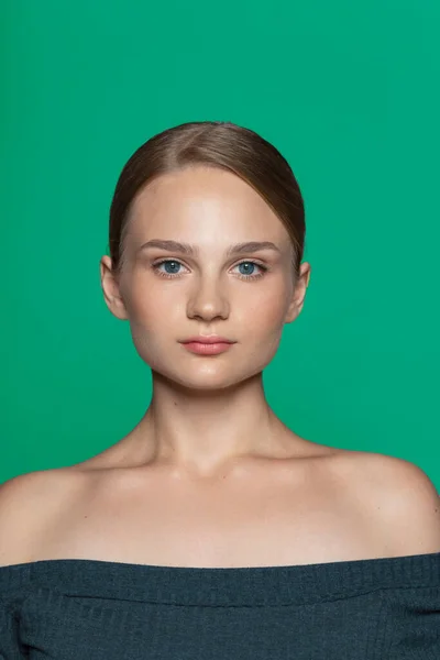 Μπροστά Closeup Πορτρέτο Μιας Όμορφης Νεαρής Γυναίκας Φυσικό Μακιγιάζ Και — Φωτογραφία Αρχείου