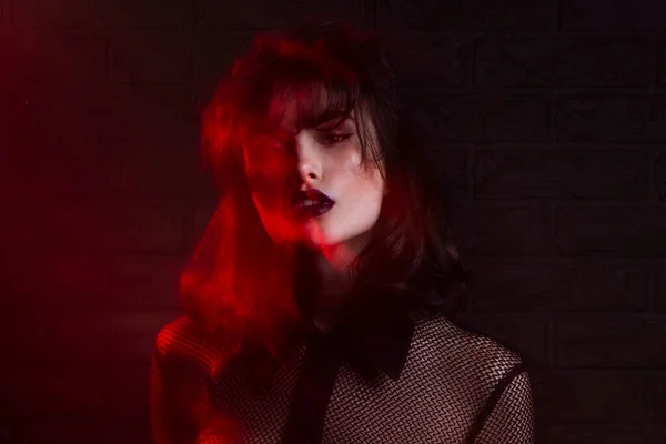 Retrato Frontal Beleza Modelo Feminino Com Maquiagem Néon Vermelho Colorido — Fotografia de Stock