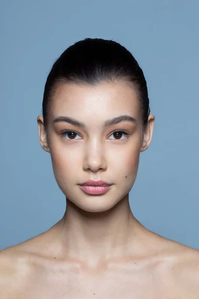 Primer Plano Retrato Una Atractiva Joven Morena Con Maquillaje Natural Fotos de stock