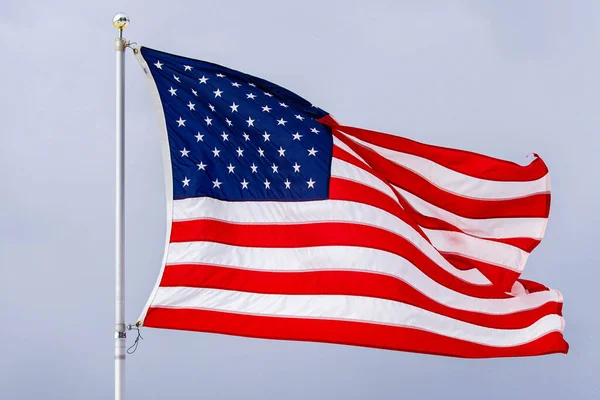 Usa Vlajka Vlaje Silném Větru Šedomodrém Pozadí Horizontální — Stock fotografie