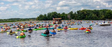 Wisconsin, Wausau Gölü 'nde her yıl düzenlenen Paddle Pub Crawl, Temmuz ayının son cumartesi günü düzenlenir.
