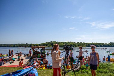 Wisconsin, Wausau Gölü 'nde her yıl düzenlenen Paddle Pub Crawl, Temmuz ayının son cumartesi günü düzenlenir.