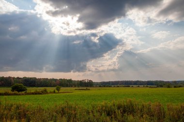 Wisconsin tarım arazisi Eylül 'de bulutlardan yükselen güneş ışınları, yatay