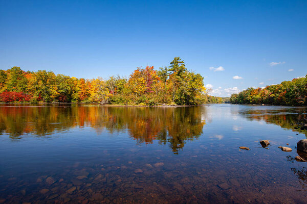 Отражение красочного леса в реке Висконсин, горизонтальное