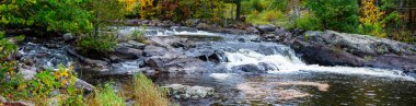 Şelaleler Eylül ayında Wisconsin, Mercer 'deki Şelale Gölü' ne akar.
