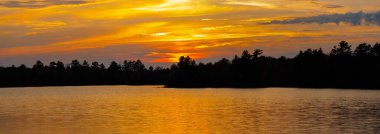 Mercer, Wisconsin, Panorama 'daki Şelale Gölü' nde renkli gün batımı