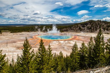 Yellowstone Ulusal Parkı 'nda Grand Prismatic Baharı, Wyoming ABD Fairy Falls Patikası manzaralı, yatay