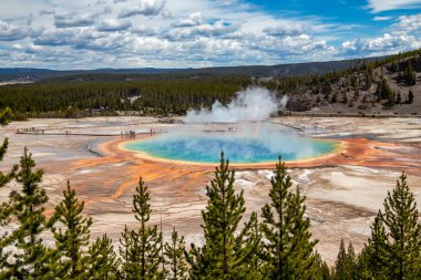 Yellowstone Ulusal Parkı 'nda Grand Prismatic Baharı, Wyoming ABD Fairy Falls Patikası manzaralı, yatay