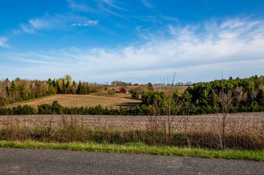 Nisan ayında kırmızı ahırı olan Wisconsin tarım arazisi, yatay