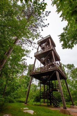 Wausau, Wisconsin 'deki Rib Mountain State Park' ın tepesinde gözcü kulesi.
