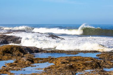 Pasifik Okyanusu dalgaları kayalık Oregon sahiline iniyor.