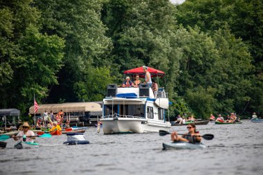 Wausau, Wisconsin, ABD - 27 Temmuz, 2024: 10 Wayusau Gölü 'nde geleneksel bar gezisi, yatay